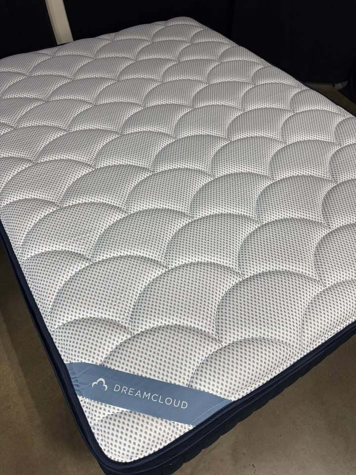 DreamCloud Premier Memory Foam Mattress (Queen)