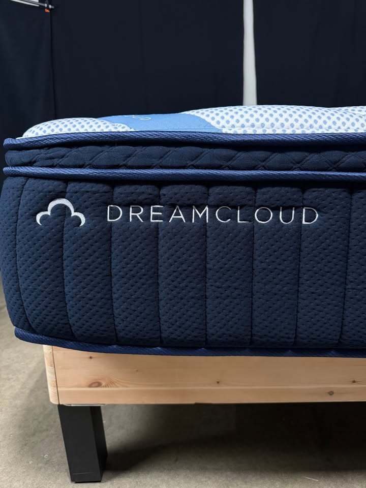 DreamCloud Premier Memory Foam Mattress (Queen)