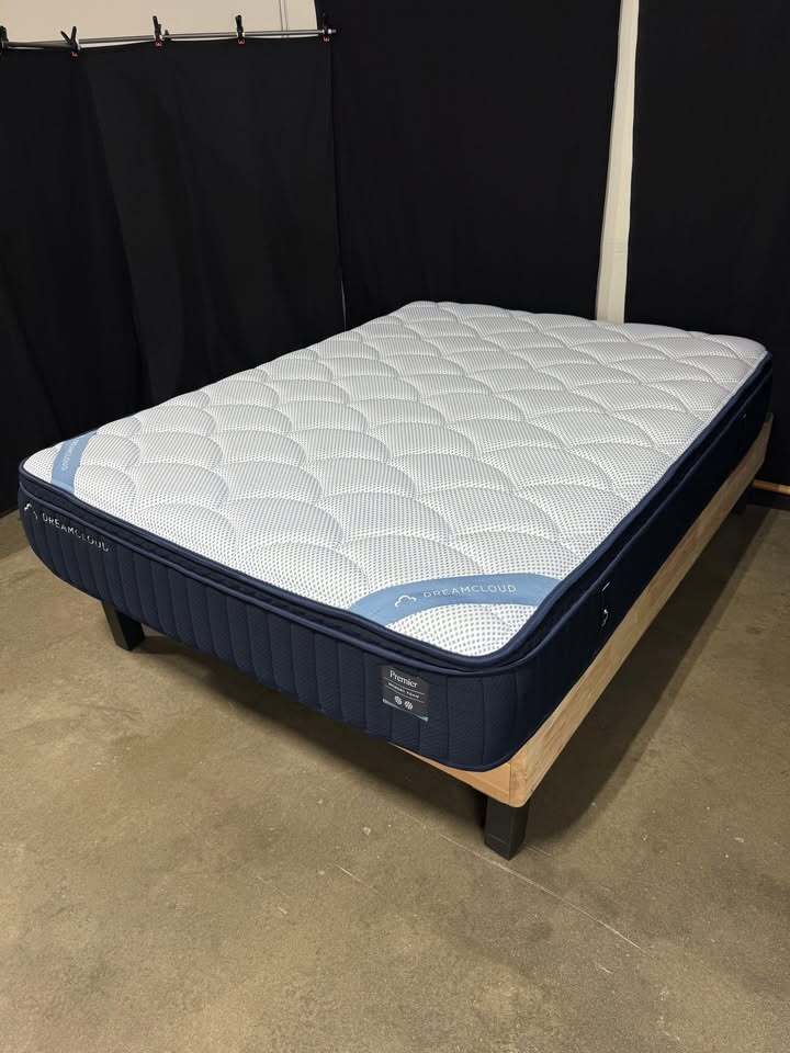 DreamCloud Premier Memory Foam Mattress (Queen)