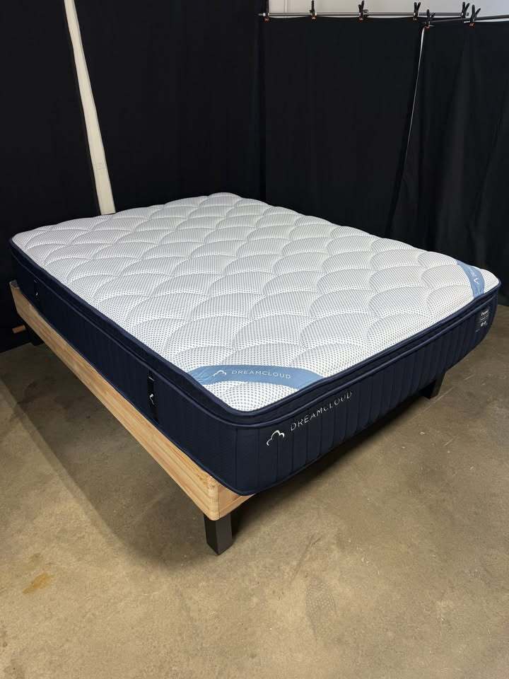 DreamCloud Premier Memory Foam Mattress (Queen)