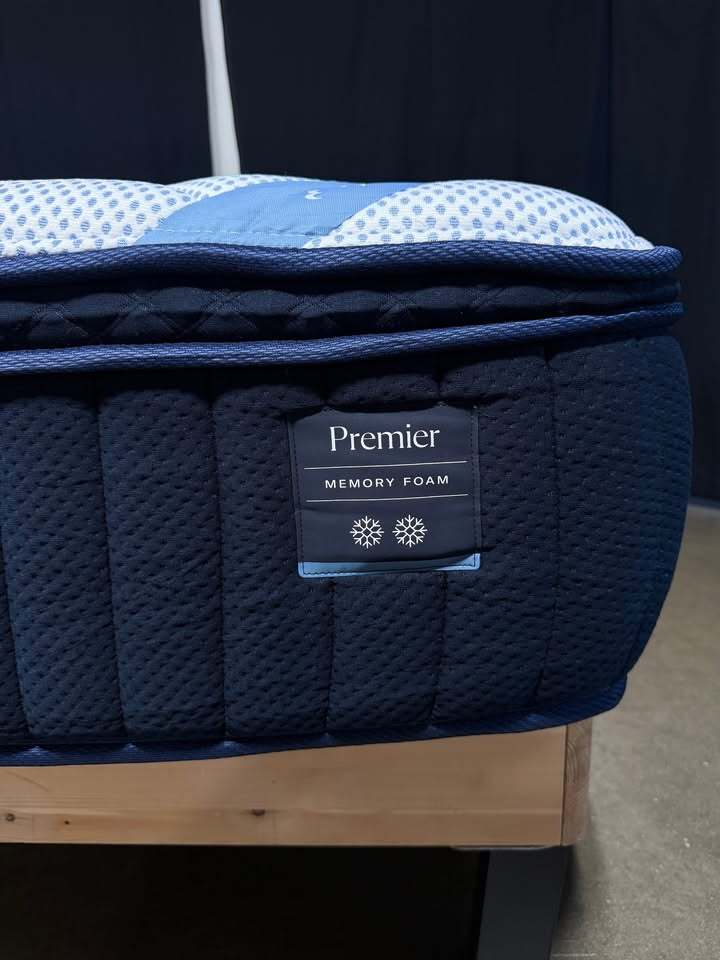DreamCloud Premier Memory Foam Mattress (Queen)