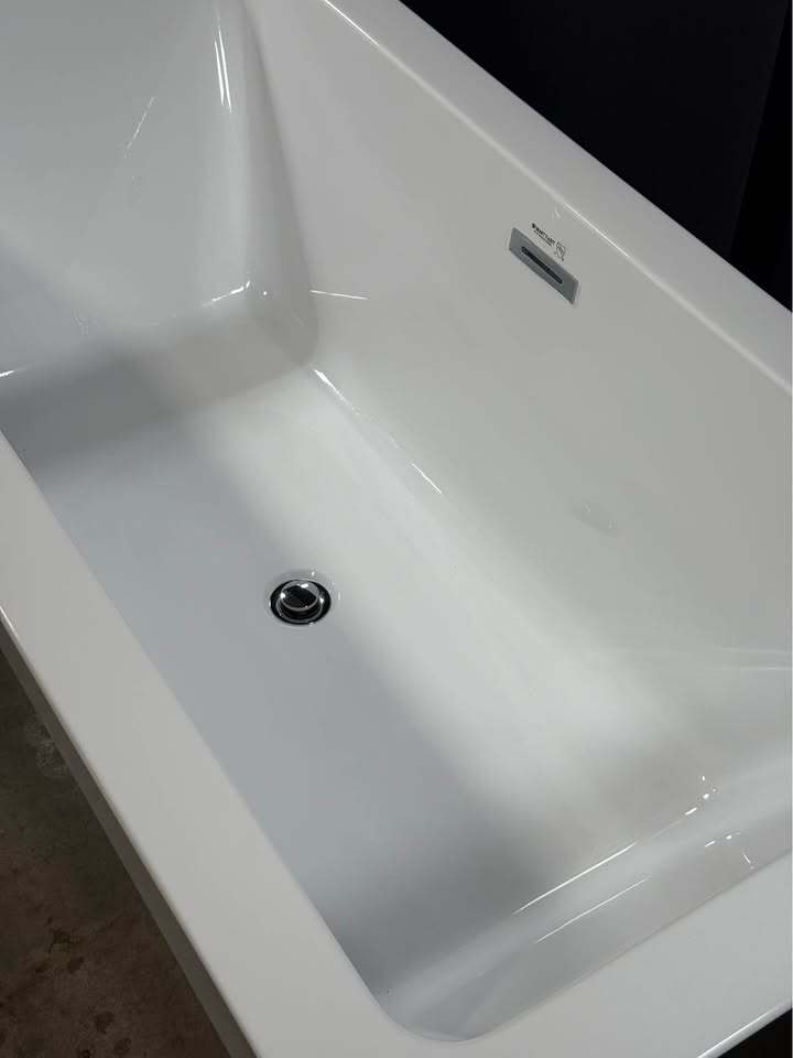 Vanity Art Strasbourg 67 in. Acrylic Flatbottom Freestanding Bathtub (White)