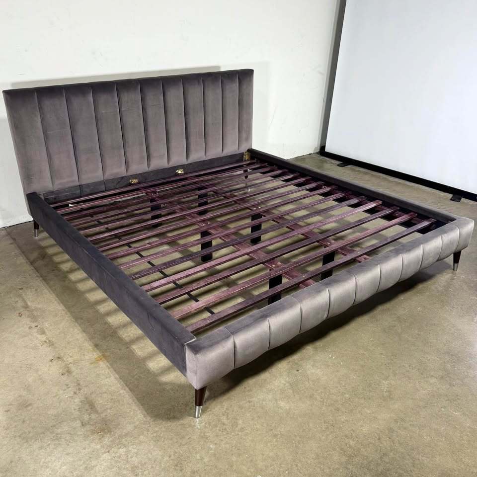 Saatva Valencia Platform Bed (King, Graphite Vintage Velvet)