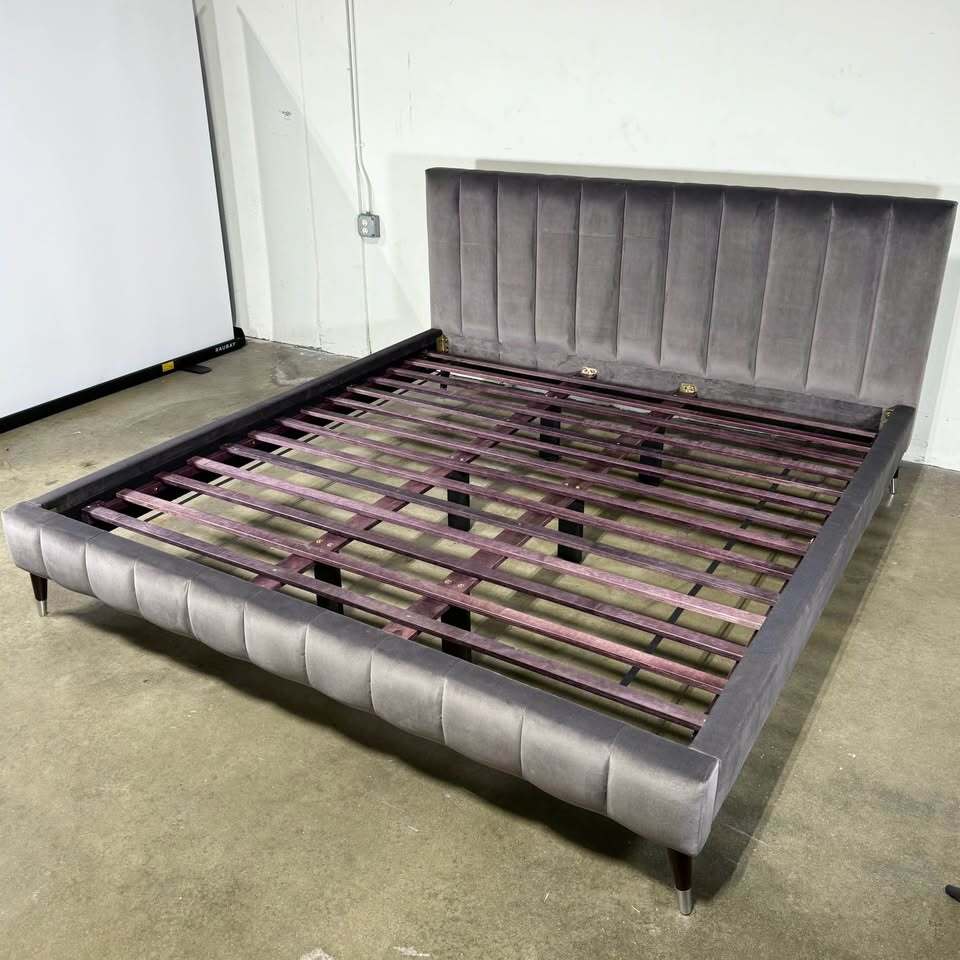 Saatva Valencia Platform Bed (King, Graphite Vintage Velvet)