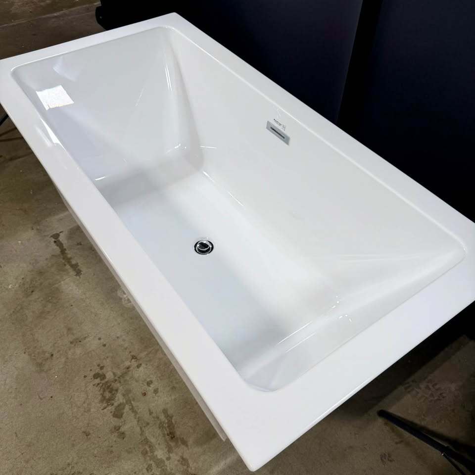 Vanity Art Strasbourg 67 in. Acrylic Flatbottom Freestanding Bathtub (White)