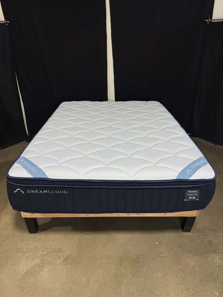 DreamCloud Premier Memory Foam Mattress (Queen)